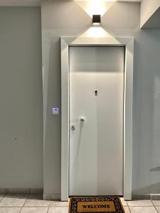 帕特雷City Centre Apartment的一间房间内有门的白色电梯