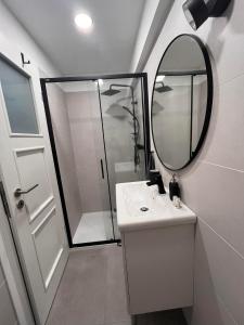 佩奇Central Studio的带淋浴、盥洗盆和镜子的浴室