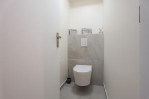 米卢斯LE N'ESPRESSO的一间位于客房内的白色卫生间的浴室
