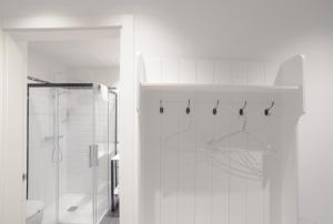 圣塞瓦斯蒂安卡萨尼可拉萨旅馆的带淋浴和卫生间的白色浴室