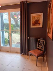 普罗万coté remparts的一间带椅子和滑动玻璃门的房间