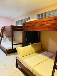 碧瑶Sukhavati Inn的配有黄床单的客房内的两张双层床