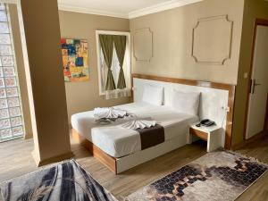伊斯坦布尔机场最佳酒店的一间卧室配有一张带白色床单的床和一扇窗户。