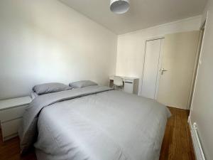 La MulatièreAppartement 6 places, 3 chambres的白色的卧室设有床和窗户