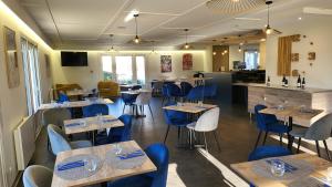 瓦尔瑟里恩河畔贝勒加尔德奇利亚贝尔嘉德酒店 - 日内瓦的餐厅设有木桌和蓝色椅子
