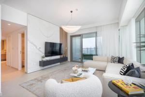 迪拜Stunning Views, Luxury Residence By Chi Living的客厅配有白色沙发和电视