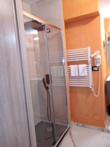 热那亚韦罗内塞酒店的浴室里设有玻璃门淋浴