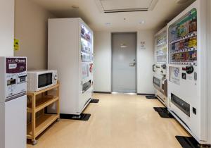 水户茨城水户大和ROYNET酒店(Daiwa Roynet Hotel Ibaraki Mito)的客房配有2台冰箱和微波炉。