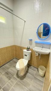 Ban YungMakorn Nonkleng的一间带卫生间和水槽的浴室