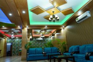 达卡Garden Residents Uttara - Lake View的大堂设有蓝色的沙发和天花板