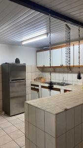 帕皮提Ravehei smile papeete punaauia的厨房配有不锈钢冰箱和台面