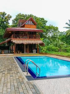 锡吉里亚Sigiriya Elegant Resort的别墅前设有游泳池
