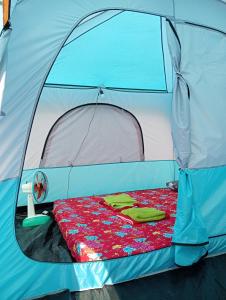 Phumĭ Kâoh RŏngWhite Pearl Beach的蓝色和白色的帐篷,配有一张床