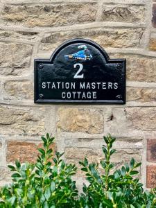 霍普Station Masters Cottage的石墙边的标志