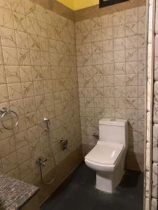 北拉欣布尔Lemonwood cottage的一间带卫生间和淋浴的浴室