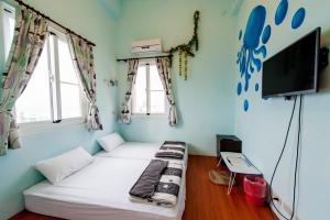 绿岛诺亚民宿的客房设有一张床和一台平面电视。