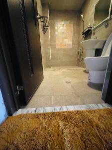 Lanyu兰屿IGANG文旅的带淋浴、卫生间和盥洗盆的浴室