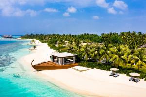 马累OZEN RESERVE BOLIFUSHI - Luxury All Inclusive的棕榈树和海洋海滩上的船