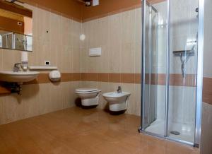 克雷马CallMe Crema - Struttura in centro storico的浴室配有卫生间、盥洗盆和淋浴。