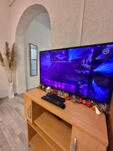 萨拉热窝Apartment Rea Ilidža 2的木桌上方的电脑显示器