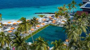 马累OBLU XPERIENCE Ailafushi - All Inclusive with Free Transfers的享有带遮阳伞和海洋的度假村游泳池的空中景致