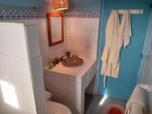 泰夫劳特chambre d'hôte yamina的一间带卫生间、水槽和镜子的浴室