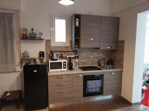 塞里亚泰Relais_Seriate的厨房配有黑色冰箱和微波炉。