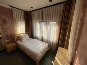 伊斯坦布尔BKM Hostel的一间小卧室,配有床和窗户
