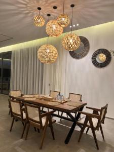 马拉喀什Villa ISSA的餐桌、椅子和吊灯