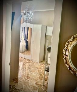 罗塔迪马尼亚Il Castello Di Venere的更衣室配有镜子和吊灯