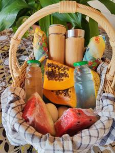 拉特里尼泰Shuit Bambou的装满果汁、水果和鸡蛋的篮子