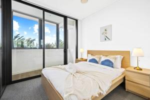 悉尼Waterfront Modern 2B2B APT@Marina square的一间卧室设有一张大床和一个大窗户