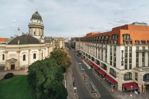 柏林希尔顿柏林酒店的享有城市街道的空中景致,设有钟楼