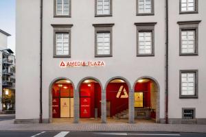 施派尔Amedia Plaza Speyer, Trademark Collection by Wyndham的一座白色的大建筑,设有红色的门