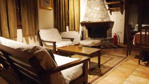 阿拉霍瓦山谷精品小屋度假屋的客厅设有壁炉、桌子和椅子
