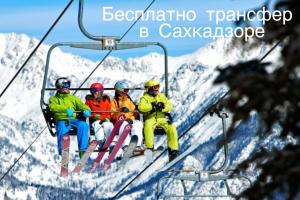 SolakOrran Hotel and Resort的一群坐在滑雪缆车上的人