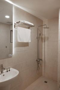 吉达Sweet Home For Serviced Accommodation的带淋浴、盥洗盆和盥洗盆的浴室