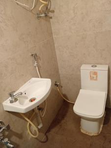 海得拉巴HOTEL NEW MN GRAND的浴室配有白色卫生间和盥洗盆。