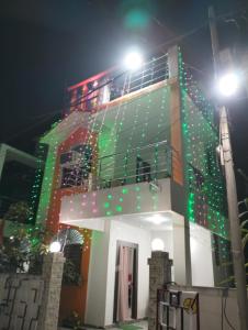 菩提伽耶Darbar Villa的一座晚上有圣诞灯的建筑