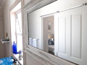 兰格班WestBed的浴室墙上的镜子