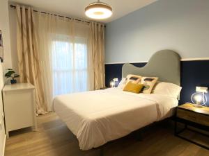 维拉Chill-out # Piscina todo el año # Playa a 650m的一间卧室设有一张大床和一个窗户。