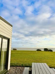 邓莫尔东Dunmore East Ocean View Suite的享有田野和海洋景色的建筑