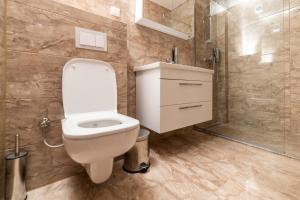普里什蒂纳Emery Apartments的浴室配有白色卫生间和淋浴。