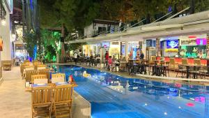 博德鲁姆伊斯坦科酒店的商场内一个带桌椅的游泳池