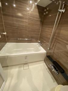 富士市MR TOMO FUJI的带白色浴缸的浴室和卫生间