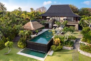 乌鲁瓦图宝格丽巴厘岛度假别墅酒店的享有带游泳池的别墅的空中景致