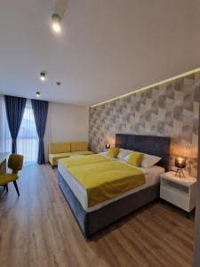 比哈奇Hotel GOLD JET Bihać的一间卧室配有一张带黄色毯子的大床