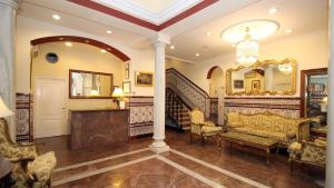 塞维利亚马斯特兰扎酒店的一间带楼梯和镜子的客厅