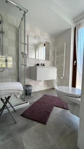 滕诺Garda View Apartment的带淋浴、浴缸和盥洗盆的浴室