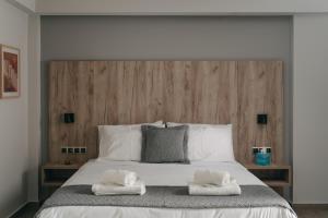 里奥Vialmar Premium Apartments的一间卧室配有一张大床和两条毛巾